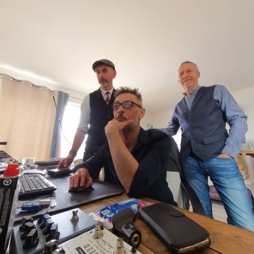 Nous 3 entrain de jouer contre Cubase Jc est concentré Fred essaye de suivre et Dave a décroché