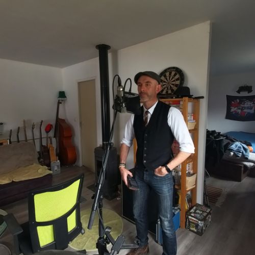 Fred qui essaye de chanter juste