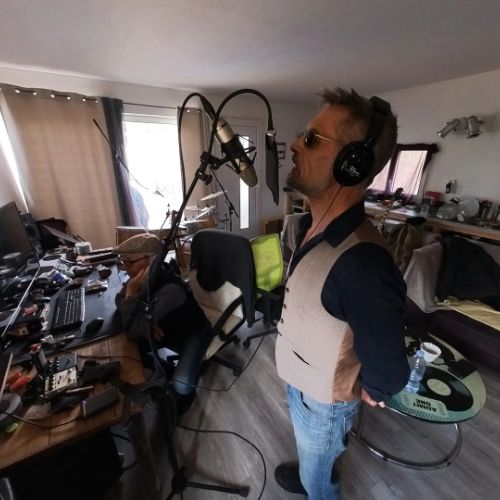 Jc qui fait de la pub pour des lunettes de soleil